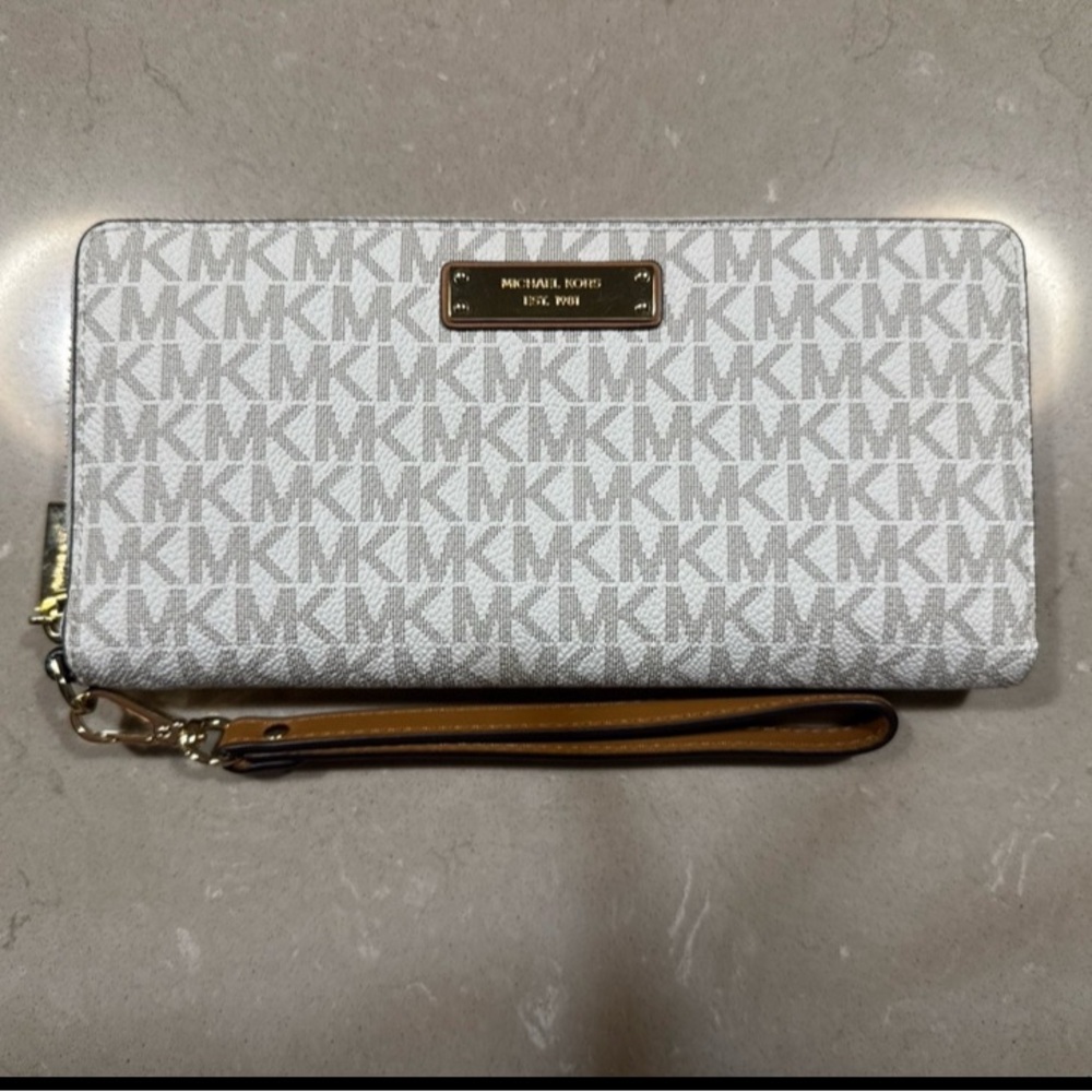 Michael Kors White Wristlet Wallet